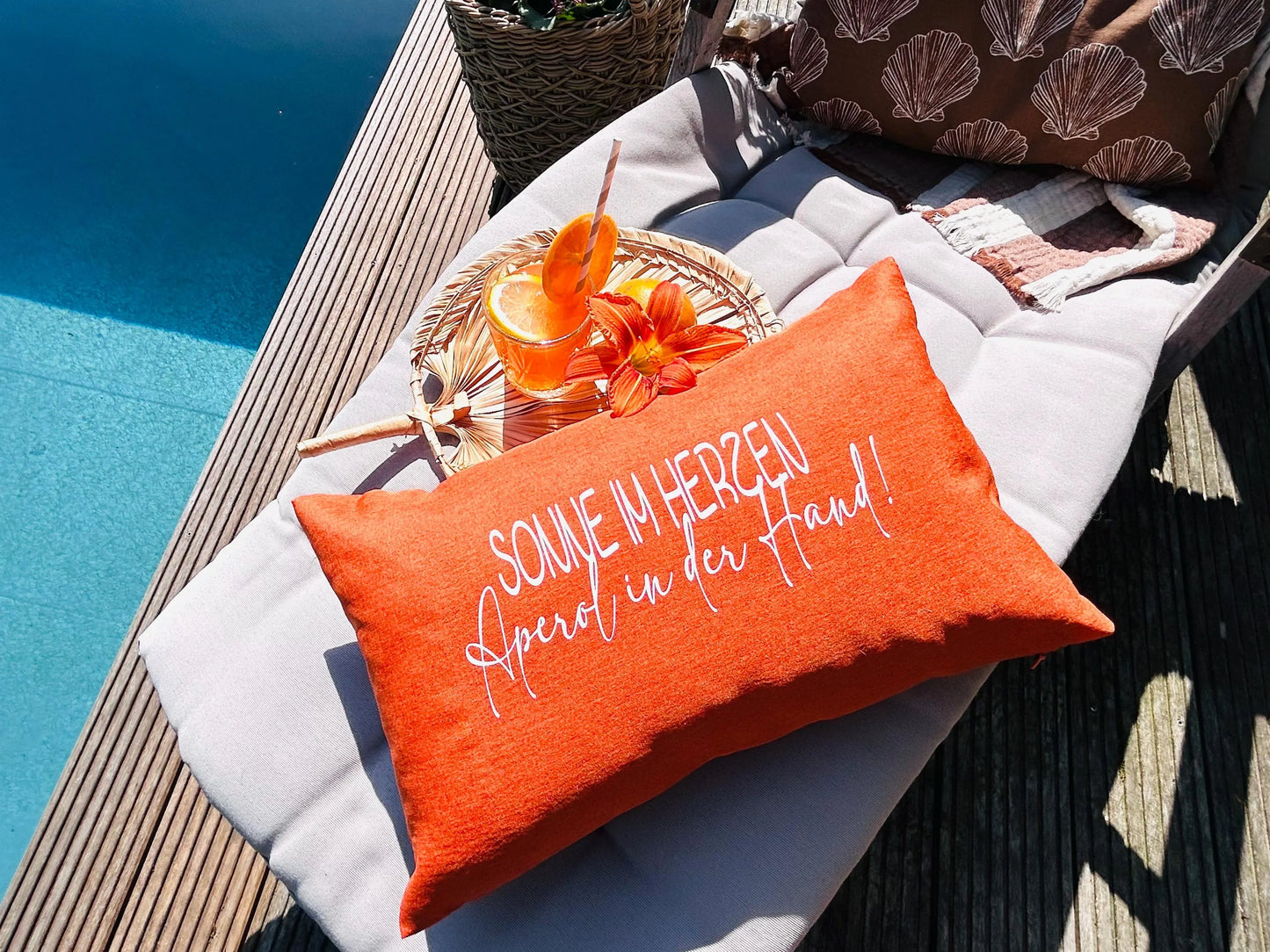Strandkissen Sonne im Herzen Aperol in der Hand