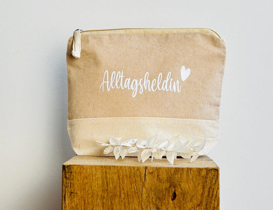 Kosmetiktasche Alltagsheldin weiß