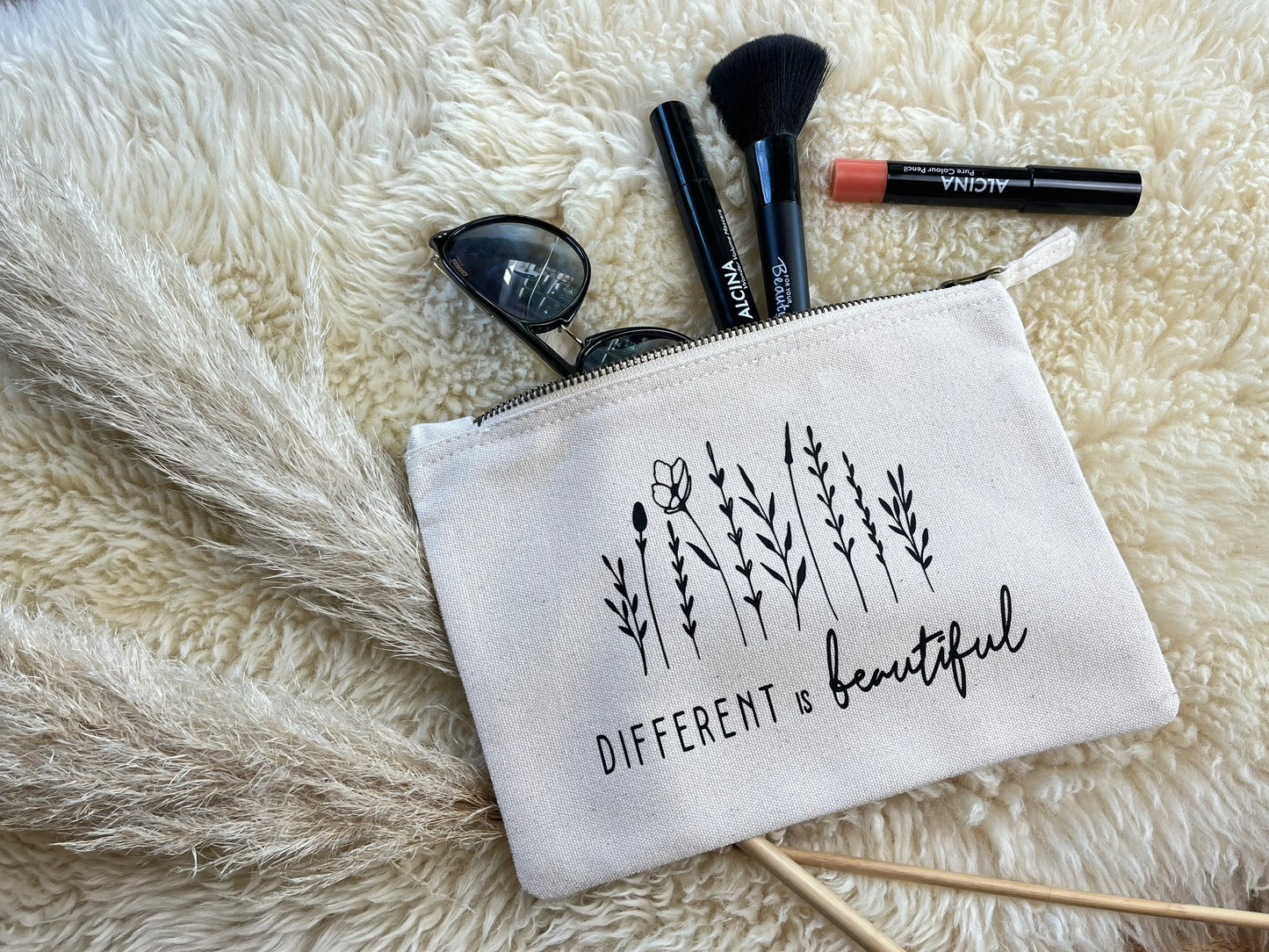 Kosmetiktasche Different is beautiful ecru
