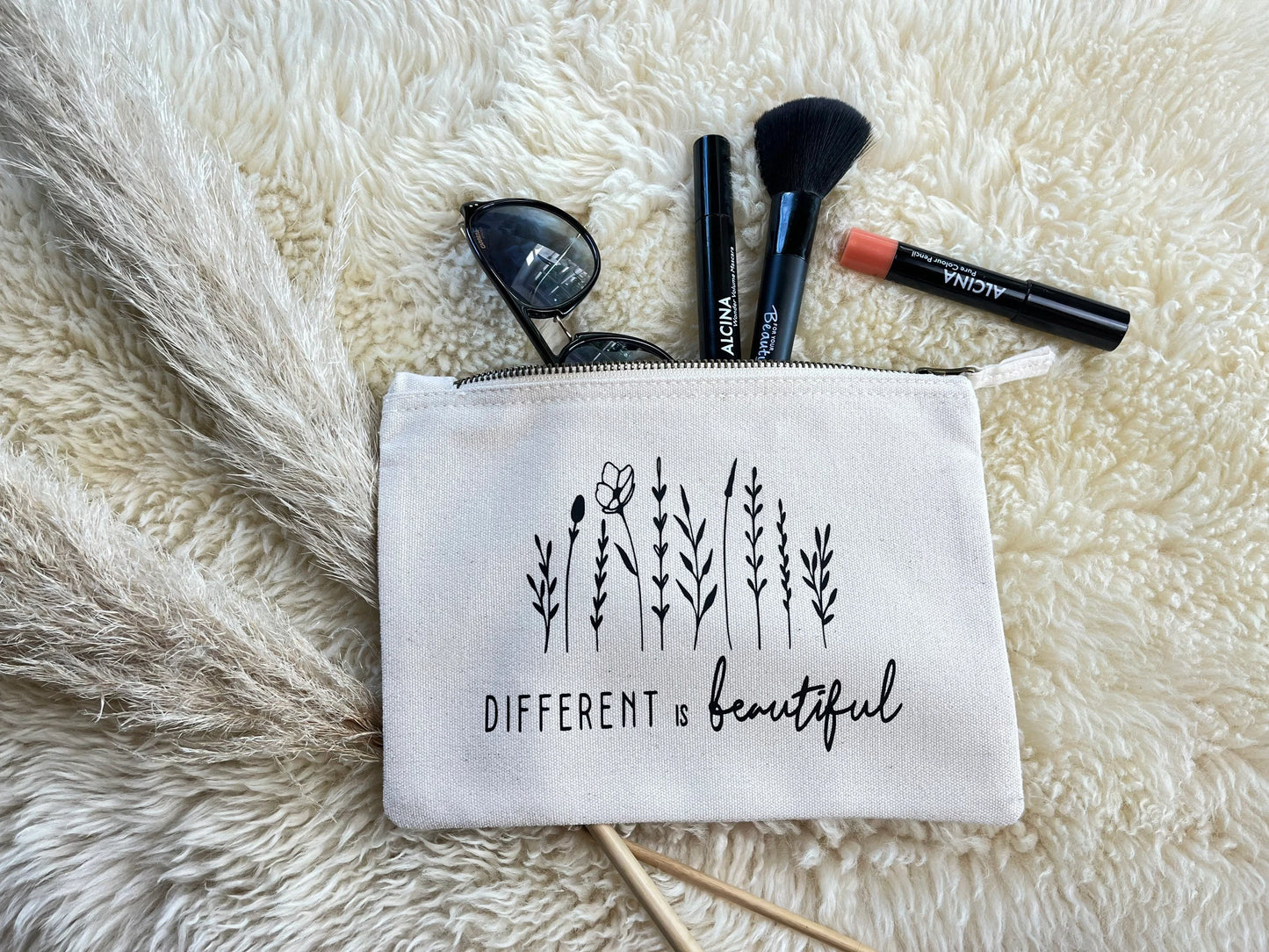 Kosmetiktasche Different is beautiful ecru