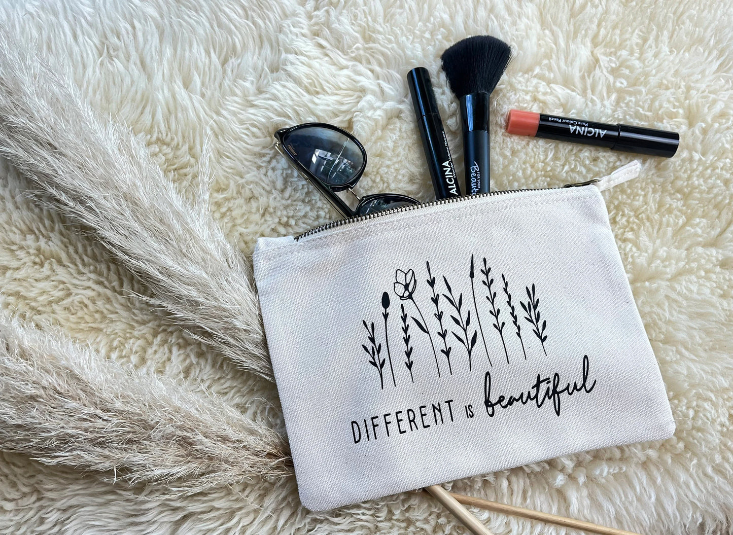 Kosmetiktasche Different is beautiful ecru