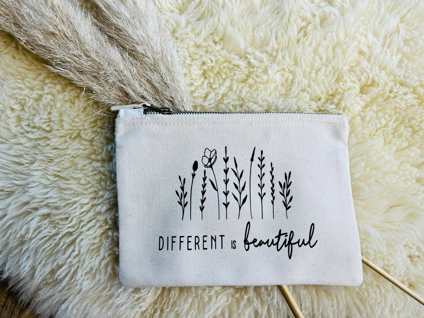 Kosmetiktasche Different is beautiful ecru