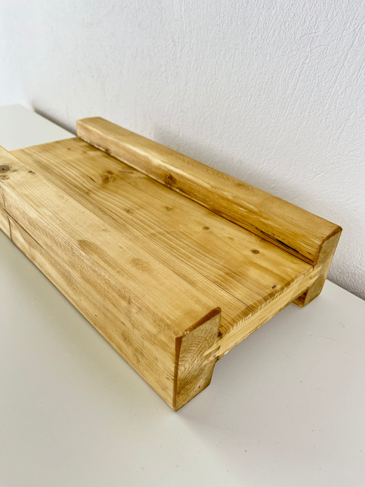 Upcycling Schalungsträger Holzdeko Tablett gebeizt