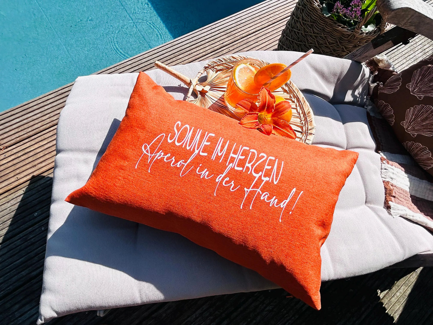 Strandkissen Sonne im Herzen Aperol in der Hand