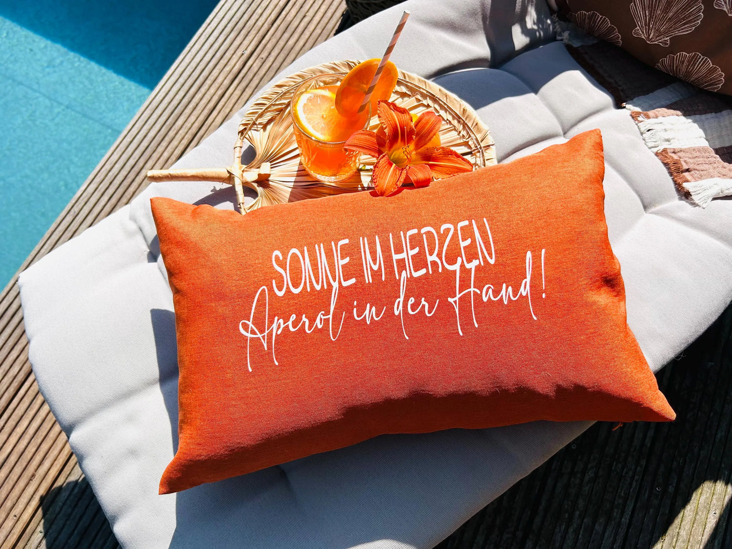 Strandkissen Sonne im Herzen Aperol in der Hand